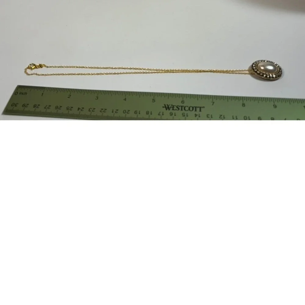 Elegant Gold Tone Oval Pendant Necklace Faux Pearl Rhinestone Accents‎